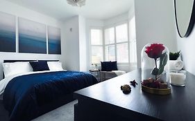 Stylish 3 Bed Flat With Garden